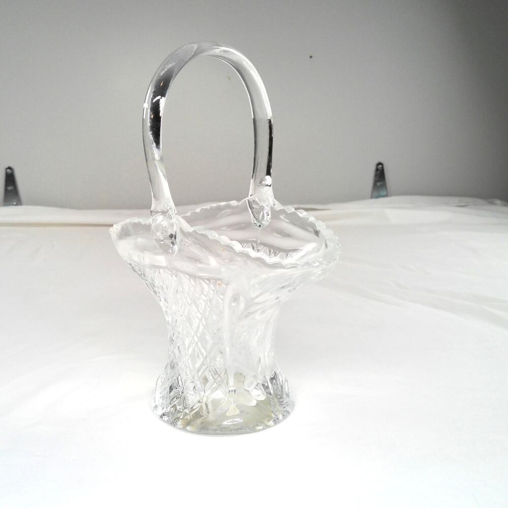 Clear Pressed Glass Basket Candy Dish Scalloped Rim Applied Handle Decorative